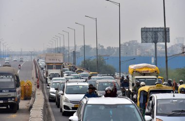 GHAZIABAD INDIA FEBRUARY 12. 2024 Delhi Ghazipur sınırındaki trafik sıkışıklığı 12 Şubat 2024 'te Gaziabad Hindistan' daki çeşitli eyaletlerden gelen çiftçiler Chalo Delhi yürüyüşünü başlatmaya hazırlanıyorlar. 