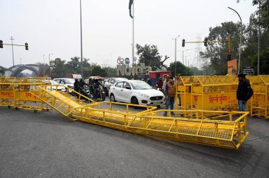 NEW DELHI INDIA FEBRUARY 12. 2024 Delhi Polisi ve Gautam Buddha Nagar polisi, çiftçilerin yarın 12 Şubat 2024 'te Yeni Delhi Hindistan çiftçilerinin birden fazla istatistikten geçmesine engel olmak için NoidaDelhi Chilla sınırına bariyerler koydular.