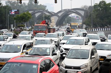 NEW DELHI INDIA FEBRUARY 12. 2024 Trafik sıkışıklığı NoidaDelhi Chilla sınırındaki güvenlik nedeniyle görüldü Çünkü yarın çiftçiler protesto 12 Şubat 2024 Yeni Delhi Hindistan Çiftçiler çeşitli eyaletlerden