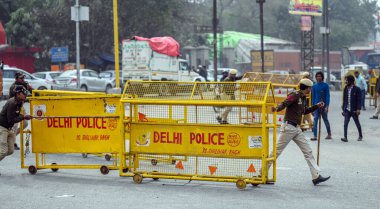 NEW DELHI INDIA FEBRUARY 12. 2024 Delhi Polisi ve Güvenlik Kuvvetleri yetkilileri çiftçilerin 13 Şubat 2024 tarihinde Delhi 'ye yürümeleri için Sanjay Gandhi Nakliye Nagar' da güvenlik düzenlemeleri hazırlıyorlar. 