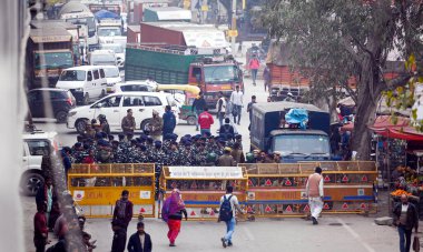 NEW DELHI INDIA FEBRUARY 12. 2024 Delhi Polis ve Güvenlik güçleri, çiftçilerin 13 Şubat 2024 tarihinde Yeni Delhi Hindistan Çiftliği 'nde yürüyüş çağrısı yapmaları öncesinde Singhu Sınır DelhiHaryana Sınırı' nda güvenlik düzenlemeleri hazırlıyorlar.