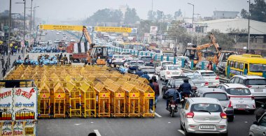 NEW DELHI INDIA FEBRUARY 12. 2024 Delhi Polis ve Güvenlik güçleri, çiftçilerin 13 Şubat 2024 tarihinde Yeni Delhi Hindistan Çiftliği 'nde yürüyüş çağrısı yapmaları öncesinde Singhu Sınır DelhiHaryana Sınırı' nda güvenlik düzenlemeleri hazırlıyorlar.