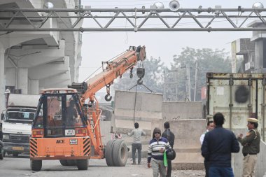 NEW DELHI INDIA FEBRUARY 12. 2024 Delhi Polis yetkilileri, 12 Şubat 2024 tarihinde Tikri Sınırı 'ndaki çiftçilerin Yeni Delhi Hindistan Çiftçileri' ne yaptıkları protesto çağrılarının ardından önleyici bir önlem olarak barikat kurdular.