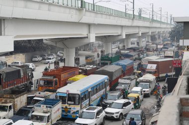 Yeni DELHI INDIA FEBRUARY 12. 2024 Delhi Polisi, çiftçilerin 12 Şubat 2024 'te Yeni Delhi Hindistan Çiftçileri' ndeki Tikri Sınırı 'ndaki protesto çağrısı üzerine önleyici bir önlem olarak barikat kurdu. 