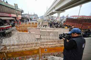 NEW DELHI INDIA FEBRUARY 12. 2024 Delhi Polis yetkilileri, 12 Şubat 2024 tarihinde Tikri Sınırı 'ndaki çiftçilerin Yeni Delhi Hindistan Çiftçileri' ne yaptıkları protesto çağrılarının ardından önleyici bir önlem olarak barikat kurdular.