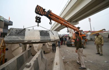 NEW DELHI INDIA FEBRUARY 12. 2024 Delhi Polis yetkilileri, 12 Şubat 2024 tarihinde Tikri Sınırı 'ndaki çiftçilerin Yeni Delhi Hindistan Çiftçileri' ne yaptıkları protesto çağrılarının ardından önleyici bir önlem olarak barikat kurdular.