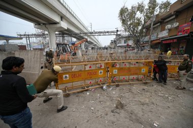 NEW DELHI INDIA FEBRUARY 12. 2024 Delhi Polis yetkilileri, 12 Şubat 2024 tarihinde Tikri Sınırı 'ndaki çiftçilerin Yeni Delhi Hindistan Çiftçileri' ne yaptıkları protesto çağrılarının ardından önleyici bir önlem olarak barikat kurdular.