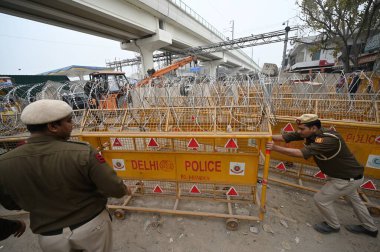 NEW DELHI INDIA FEBRUARY 12. 2024 Delhi Polis yetkilileri, 12 Şubat 2024 tarihinde Tikri Sınırı 'ndaki çiftçilerin Yeni Delhi Hindistan Çiftçileri' ne yaptıkları protesto çağrılarının ardından önleyici bir önlem olarak barikat kurdular.