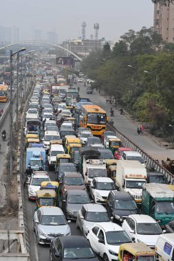 Yeni DELHI INDIA FEBRUARY 12. 2024 Delhi Polisi, çiftçilerin 12 Şubat 2024 tarihinde Yeni Delhi Hindistan çiftçilerinin çoklu ipuçlu bölgelerdeki Ghazipur Sınırı 'ndaki çağrısı üzerine önleyici bir önlem olarak barikat kurdu.