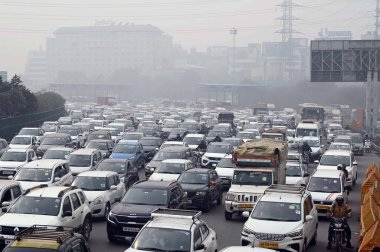 GURUGRAM INDIA FEBRUARY 13 Şubat 2024 DelhiGurugram Ekspres yolunda trafik sıkışıklığı Delhi Chalo protestosunun ardından polis memurları Sihaul gişesi yakınlarındaki çiftçilerin 13 Şubat 2024 'te Gurugram Hindistan' da toplu konuşlanma çağrısı üzerine barikat kurdu.