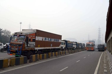 GURUGRAM INDIA FEBRUARY 13 Şubat 2024 DelhiGurugram Ekspres yolunda trafik sıkışıklığı Delhi Chalo protestosunun ardından polis memurları Sihaul gişesi yakınlarındaki çiftçilerin 13 Şubat 2024 'te Gurugram Hindistan' da toplu konuşlanma çağrısı üzerine barikat kurdu.