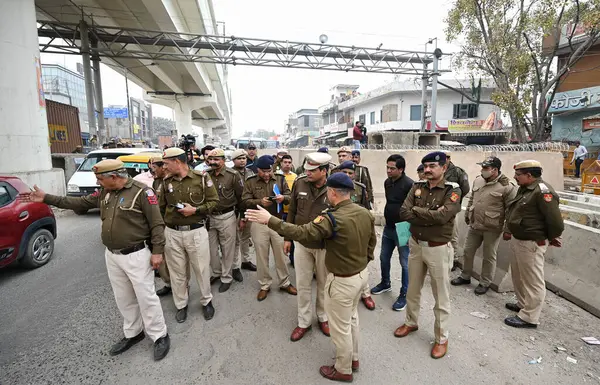 NEW DELHI INDIA FEBRUARY 12. 2024 Delhi Polis yetkilileri, 12 Şubat 2024 tarihinde Tikri Sınırı 'ndaki çiftçilerin Yeni Delhi Hindistan Çiftçileri' ne yaptıkları protesto çağrılarının ardından önleyici bir önlem olarak barikat kurdular.