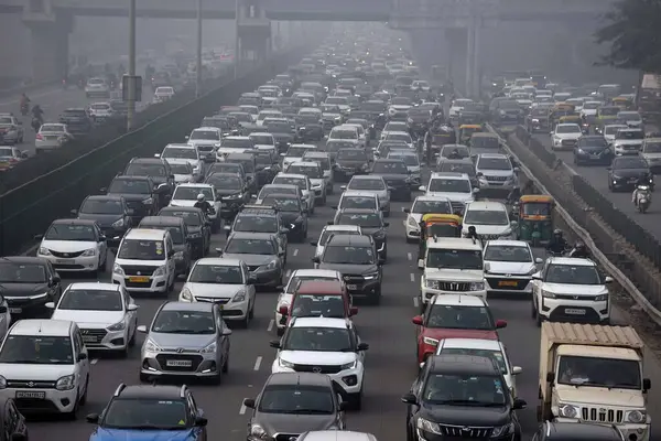 GURUGRAM INDIA FEBRUARY 13 Şubat 2024 DelhiGurugram Ekspres yolunda trafik sıkışıklığı Delhi Chalo protestosunun ardından polis memurları Sihaul gişesi yakınlarındaki çiftçilerin 13 Şubat 2024 'te Gurugram Hindistan' da toplu konuşlanma çağrısı üzerine barikat kurdu.