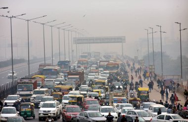 GHAZIABAD INDIA 13 FEBRUARY 2024 Sektör 62 yakınlarındaki NH9 trafiğinde sıkışan araçlar, çiftçiler Delhi Chalo yürüyüşü nedeniyle 13 Şubat 2024 tarihinde Gaziabad Hindistan 'da Sakib Ali Hindustan Times tarafından çekilmiştir.