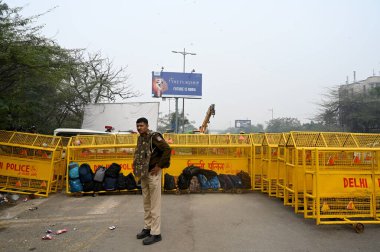 NEW DELHI INDIA FEBRUARY 13. 2024 Gautam Budh Nagar polisi, çiftçilerin 13 Şubat 2024 tarihinde Yeni Delhi 'deki mitinglerini durdurmak için NoidaDelhi Chilla sınırına konuşlandırıldı. Fotoğraf: Sunil Ghosh Ghosstan Times 