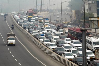 NEW DELHI INDIA FEBRUARY 13. 2024 Delhi Meerut Otoyolu 'nda trafik sıkışıklığı Doğu Delhi' de Pandav Nagar yakınlarında çiftçilerin 13 Şubat 2024 tarihinde Yeni Delhi Hindistan 'da protesto düzenlemeleri nedeniyle Ajay Aggarwal Hindustan Times