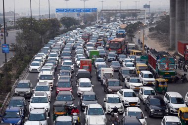 NEW DELHI INDIA 13 Şubat 2024 Singhu Sınır DelhiHaryana Sınırı 'ndaki güvenlik düzenlemeleri için trafik geciktiği için 13 Şubat 2024 tarihinde Yeni Delhi Hindistan' da 13 Şubat 2024 tarihinde çiftçiler için çağrı yapıyor.