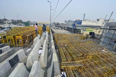 NEW DELHI INDIA FEBRUARY 13 Şubat 2024 Delhi Polis ve Güvenlik güçleri, çiftçiler 13 Şubat 2024 tarihinde Yeni Delhi Hindistan 'da yürüyüş çağrısı yapmadan önce Singhu Sınır DelhiHaryana Sınırı' nda güvenlik düzenlemeleri hazırlıyorlar.