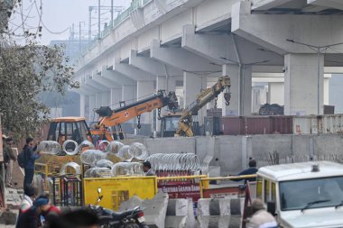 NEW DELHI INDIA FEBRUARY 13. 2024 Haryana Polisi ve diğer güvenlik görevlileri, Delhi Chalo 'daki çiftçilerin 13 Şubat 2024 tarihinde Yeni Delhi Hindistan' da Sanc tarafından çekilen Delhi sınırındaki protesto çağrısı üzerine önleyici bir önlem olarak barikat kurdular.