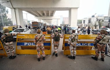 NEW DELHI INDIA FEBRUARY 13. 2024 Haryana Polisi ve diğer güvenlik görevlileri, Delhi Chalo 'daki çiftçilerin 13 Şubat 2024 tarihinde Yeni Delhi Hindistan' da Sanc tarafından çekilen Delhi sınırındaki protesto çağrısı üzerine önleyici bir önlem olarak barikat kurdular.