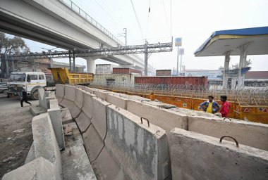 NEW DELHI INDIA FEBRUARY 13. 2024 Delhi Polisi ve diğer güvenlik görevlileri, 13 Şubat 2024 tarihinde Sanchit Khanna Hindustan T fotoğraf: Sanchit Khanna Hindustan tarafından Yeni Delhi Hindistan 'da çiftçilerin Tikri Sınırı' ndaki protesto çağrısı üzerine önleyici bir önlem olarak barikat kurdular.