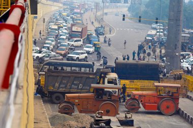 NEW DELHI INDIA FEBRUARY 13. 2024 Delhi Polisi ve diğer güvenlik görevlileri, Sanjeev Verma Hindustan 'ın Sanjeev Verma Hindustan' da 13 Şubat 2024 'te Yeni Delhi Hindistan' da çiftçilerin Ghazipur sınırındaki protesto çağrısı üzerine önleyici bir önlem olarak barikat kurdular.