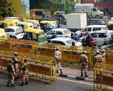 NEW DELHI INDIA ŞUBAT 13 Şubat 2024 Delhi Polis Barikatları 13 Şubat 2024 'te Yeni Delhi Hindistan' da çiftçilerin protestoları neticesinde Vipin Kumar Hindustan Times