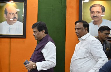 MUMBAI INDIA FEBRUARY 13. 2024 Eski Maharashtra Başkanı ve Kongre Başkanı Ashok Chavan, Dy CM Devendra Fadnavis Chandrashekhar Bawankule ve BJP 'nin Nariman mevkiindeki diğer parti liderleri 13 Şubat 2024 tarihinde BJP ofisinde BJP' ye katıldı.