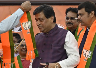 MUMBAI INDIA FEBRUARY 13. 2024 Eski Maharashtra Başkanı ve Kongre Başkanı Ashok Chavan, Dy CM Devendra Fadnavis Chandrashekhar Bawankule ve BJP 'nin Nariman mevkiindeki diğer parti liderleri 13 Şubat 2024 tarihinde BJP ofisinde BJP' ye katıldı.