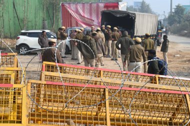 GURUGRAM INDIA FEBRUARY 14 Şubat 2024 Delhi polis personeli Delhi Chalo yürüyüşü nedeniyle DelhiGurugram sınırına konuşlandırıldı Sirhaul gişesi yakınlarındaki çiftçiler tarafından 14 Şubat 2024 'te Hindistan Gurugram' da polis ve paramiliter personel konuşlandırması yapıldı. 