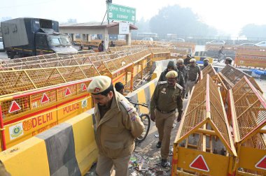 GURUGRAM INDIA FEBRUARY 14 Şubat 2024 Delhi polis personeli Delhi Chalo yürüyüşü nedeniyle DelhiGurugram sınırına konuşlandırıldı Sirhaul gişesi yakınlarındaki çiftçiler tarafından 14 Şubat 2024 'te Hindistan Gurugram' da polis ve paramiliter personel konuşlandırması yapıldı. 