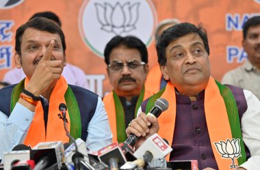 MUMBAI INDIA FEBRUARY 13. 2024 Eski Maharashtra Başkanı ve Kongre Başkanı Ashok Chavan, Dy CM Devendra Fadnavis Chandrashekhar Bawankule ve BJP 'nin Nariman mevkiindeki diğer parti liderleri 13 Şubat 2024 tarihinde BJP ofisinde BJP' ye katıldı.