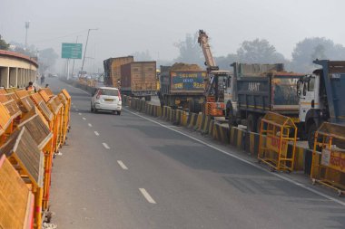 GURUGRAM INDIA FEBRUARY 14 Şubat 2024 Delhi polis personeli Delhi Chalo yürüyüşü nedeniyle DelhiGurugram sınırına konuşlandırıldı Sirhaul gişesi yakınlarındaki çiftçiler tarafından 14 Şubat 2024 'te Hindistan Gurugram' da polis ve paramiliter personel konuşlandırması yapıldı. 