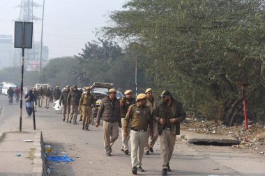 GURUGRAM INDIA FEBRUARY 14 Şubat 2024 Delhi polis personeli Delhi Chalo yürüyüşü nedeniyle DelhiGurugram sınırına konuşlandırıldı Sirhaul gişesi yakınlarındaki çiftçiler tarafından 14 Şubat 2024 'te Hindistan Gurugram' da polis ve paramiliter personel konuşlandırması yapıldı. 