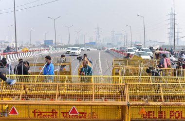 14 Şubat 2024 'te Ghazipur sınırında çiftçilerin yürüyüşünü durdurmak için kurulan NEW DELHI INDIA FEBRUARY 14. 2024 Demir kablolar Yeni Delhi' de Hindistan 'da çok katmanlı barikatların yanı sıra çok katmanlı polis ve paramiliter personeli konuşlandırıldı. 