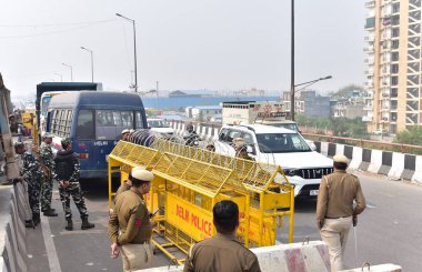 GHAZIABAD INDIA 14 Şubat 2024 'te Gaziabad Hindistan' da Gaziabad sınırında protesto yapan çiftçileri önlemek için polis personeli bariyerin yanında nöbet tutuyor. 