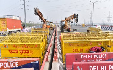 14 Şubat 2024 'te Ghazipur sınırında çiftçilerin yürüyüşünü durdurmak için kurulan NEW DELHI INDIA FEBRUARY 14. 2024 Demir kablolar Yeni Delhi' de Hindistan 'da çok katmanlı barikatların yanı sıra çok katmanlı polis ve paramiliter personeli konuşlandırıldı. 