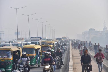 GHAZIABAD INDIA 14 FEBRUARY 2024 NH9 'daki polis düzenlemeleri nedeniyle trafik sıkışıklığı içinde sıkışan araçlar 14 Şubat 2024' te Gaziabad Hindistan 'da çok katmanlı barikatların yanı sıra polis ve paramiliter personelin yoğun konuşlandırılması