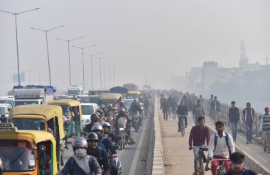 GHAZIABAD INDIA 14 FEBRUARY 2024 NH9 'daki polis düzenlemeleri nedeniyle trafik sıkışıklığı içinde sıkışan araçlar 14 Şubat 2024' te Gaziabad Hindistan 'da çok katmanlı barikatların yanı sıra polis ve paramiliter personelin yoğun konuşlandırılması