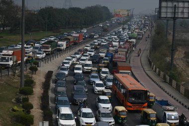 Delhi polisi ve diğer güvenlik görevlilerinin 14 Şubat 2024 'te Yeni Delhi' de çiftçilerin Yeni Delhi 'de düzenlediği protesto çağrısı üzerine önleyici bir tedbir olarak NH24' te yavaş hareket eden NEW DELHI INDIA FEBRUARY 14 Şubat 2024