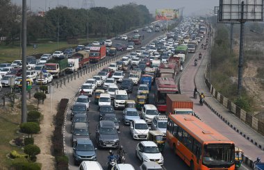 Delhi polisi ve diğer güvenlik görevlilerinin 14 Şubat 2024 'te Yeni Delhi' de çiftçilerin Yeni Delhi 'de düzenlediği protesto çağrısı üzerine önleyici bir tedbir olarak NH24' te yavaş hareket eden NEW DELHI INDIA FEBRUARY 14 Şubat 2024