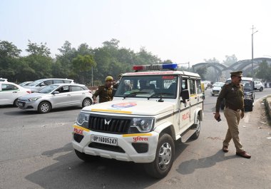 NEW DELHI INDIA FEBRUARY 14 FEBRUARY Delhi polis ve Gautam Buddha Nagar polis gücü NoidaDelhi DND sınırında çiftçilerin 14 Şubat 2024 tarihinde Yeni Delhi Hindistan 'da toplanmasını durdurmak için görevlendirildi.