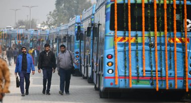 Delhi LG Vinai Kumar Saxena Delhi Başkanı Arvind Kejriwal ve Delhi Ulaştırma Bakanı Kailash Gahlot, Sarai Kale 'deki Baansera' da düzenlenen bir etkinlik sırasında 350 DTC elektrik otobüsünü durdurdu