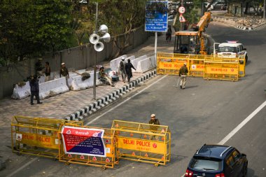 YENİ DELHI INDIA ŞUBARI 14 Şubat 2024 Delhi Polis Barikatları Mathura yolunun giriş noktasında çiftçilerin 14 Şubat 2024 tarihinde Yeni Delhi Hindistan 'da gerçekleştirdiği protestolar neticesinde çok katmanlı barikatların yanı sıra polis ve paramiliter personelin yoğun konuşlandırılması