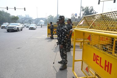 NEW DELHI INDIA FEBRUARY 14 FEBRUARY Delhi polis ve Gautam Buddha Nagar polis gücü NoidaDelhi DND sınırında çiftçilerin 14 Şubat 2024 tarihinde Yeni Delhi Hindistan 'da toplanmasını durdurmak için görevlendirildi.