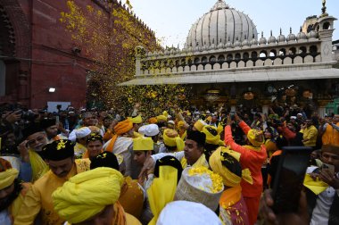 NEW DELHI INDIA 14 FEBRUARY 20: 24 Sarı elbiseli insanlar ve sarı çiçekler Vasant Panchami festivali için 14 Şubat 2024 'te Salman Ali Hindustan Times tarafından Yeni Delhi' de toplandı. 