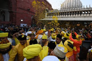 NEW DELHI INDIA 14 FEBRUARY 20: 24 Sarı elbiseli insanlar ve sarı çiçekler Vasant Panchami festivali için 14 Şubat 2024 'te Salman Ali Hindustan Times tarafından Yeni Delhi' de toplandı. 