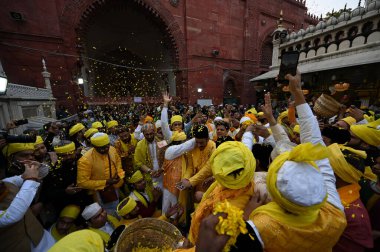 NEW DELHI INDIA 14 FEBRUARY 20: 24 Sarı elbiseli insanlar ve sarı çiçekler Vasant Panchami festivali için 14 Şubat 2024 'te Salman Ali Hindustan Times tarafından Yeni Delhi' de toplandı. 