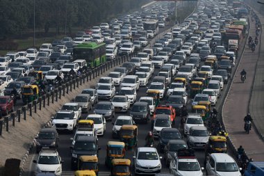 Delhi Meerut Otoyolu 'nda 14 Şubat 2024' te çiftçilerin 14 Şubat 2024 'te Yeni Delhi Hindistan' da yoğun polis sevkiyatı için protesto yürüyüşü çağrısında bulunmasını engellemek için çeşitli noktalara barikat kurmalarından sonra NEW DELHI INDIA FEBRUARY 14. 2024 Yoğun trafik sıkışıklığı