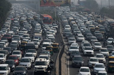 Delhi Meerut Otoyolu 'nda 14 Şubat 2024' te çiftçilerin 14 Şubat 2024 'te Yeni Delhi Hindistan' da yoğun polis sevkiyatı için protesto yürüyüşü çağrısında bulunmasını engellemek için çeşitli noktalara barikat kurmalarından sonra NEW DELHI INDIA FEBRUARY 14. 2024 Yoğun trafik sıkışıklığı